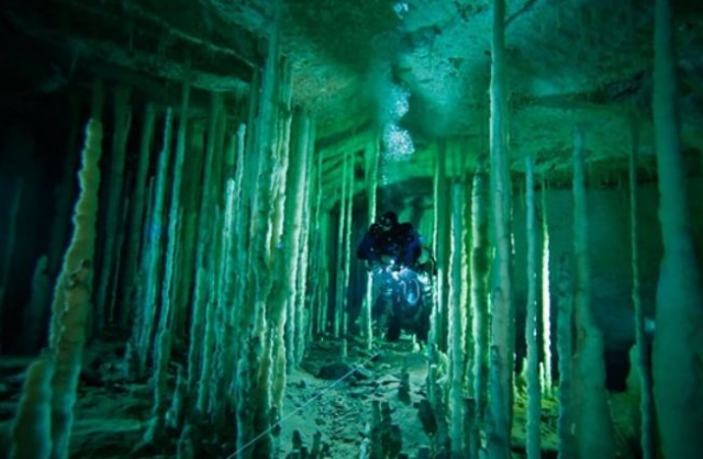 Buceo en interior de una caverna